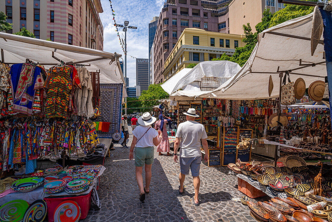 Blick auf bunte Souvenirstände auf dem Greenmarket Square, Kapstadt, Westkap, Südafrika, Afrika