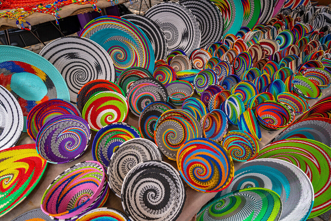 Blick auf bunte Souvenirstände auf dem Greenmarket Square, Kapstadt, Westkap, Südafrika, Afrika