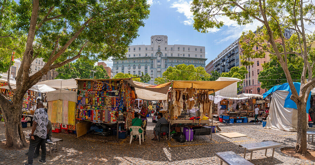 Blick auf bunte Souvenirstände auf dem Greenmarket Square, Kapstadt, Westkap, Südafrika, Afrika