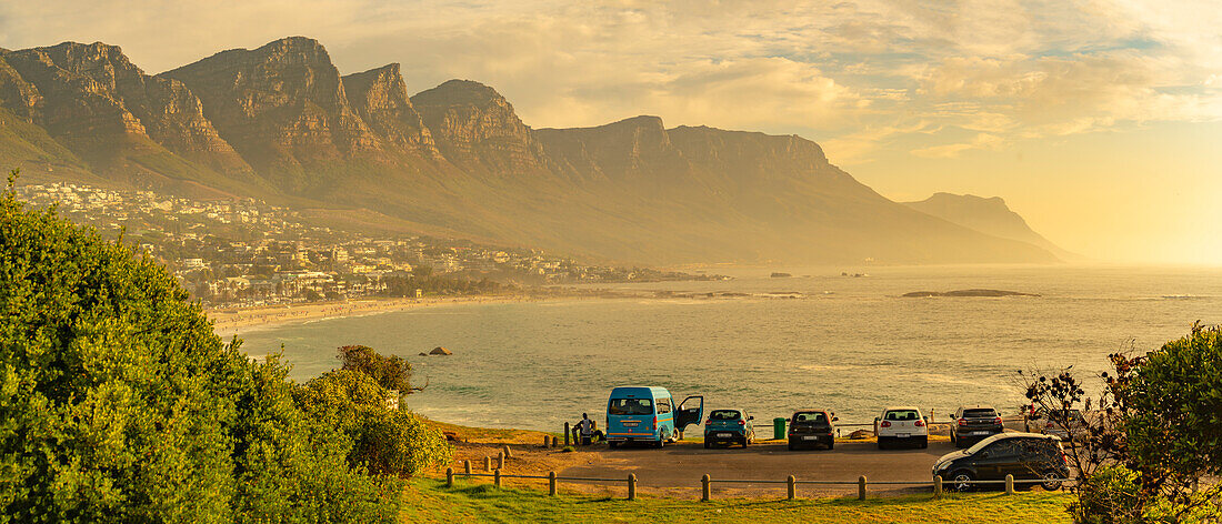 Blick auf die Zwölf (12) Apostel, Tafelberg-Naturschutzgebiet von Camps Bay, Kapstadt, Westkap, Südafrika, Afrika