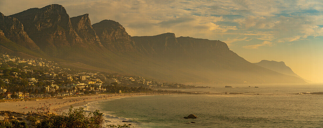 Blick auf die Zwölf (12) Apostel, Tafelberg-Naturschutzgebiet von Camps Bay, Kapstadt, Westkap, Südafrika, Afrika