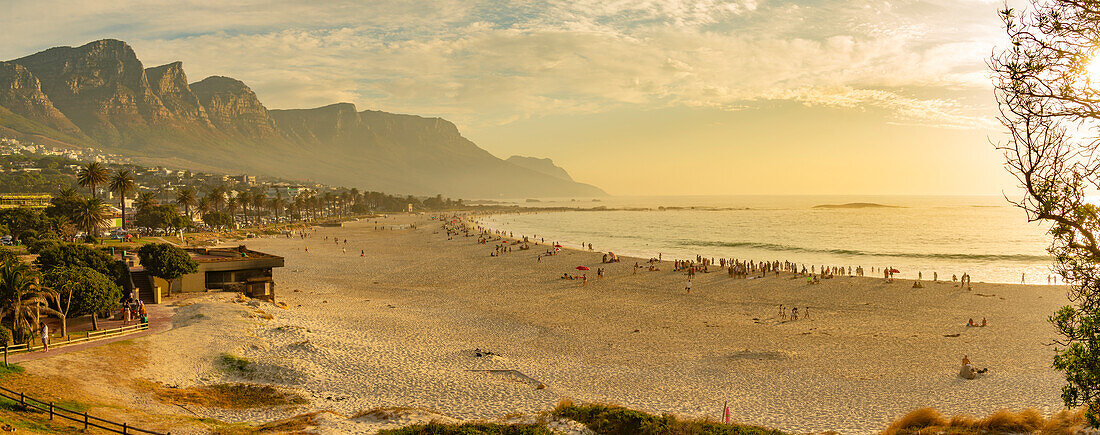 Blick auf Camps Beach, Camps Bay, Kapstadt, Westkap, Südafrika, Afrika