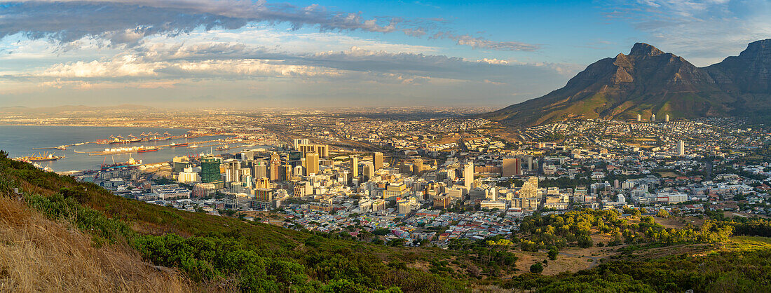 Blick auf Kapstadt und den Tafelberg vom Signal Hill bei Sonnenuntergang, Kapstadt, Westkap, Südafrika, Afrika