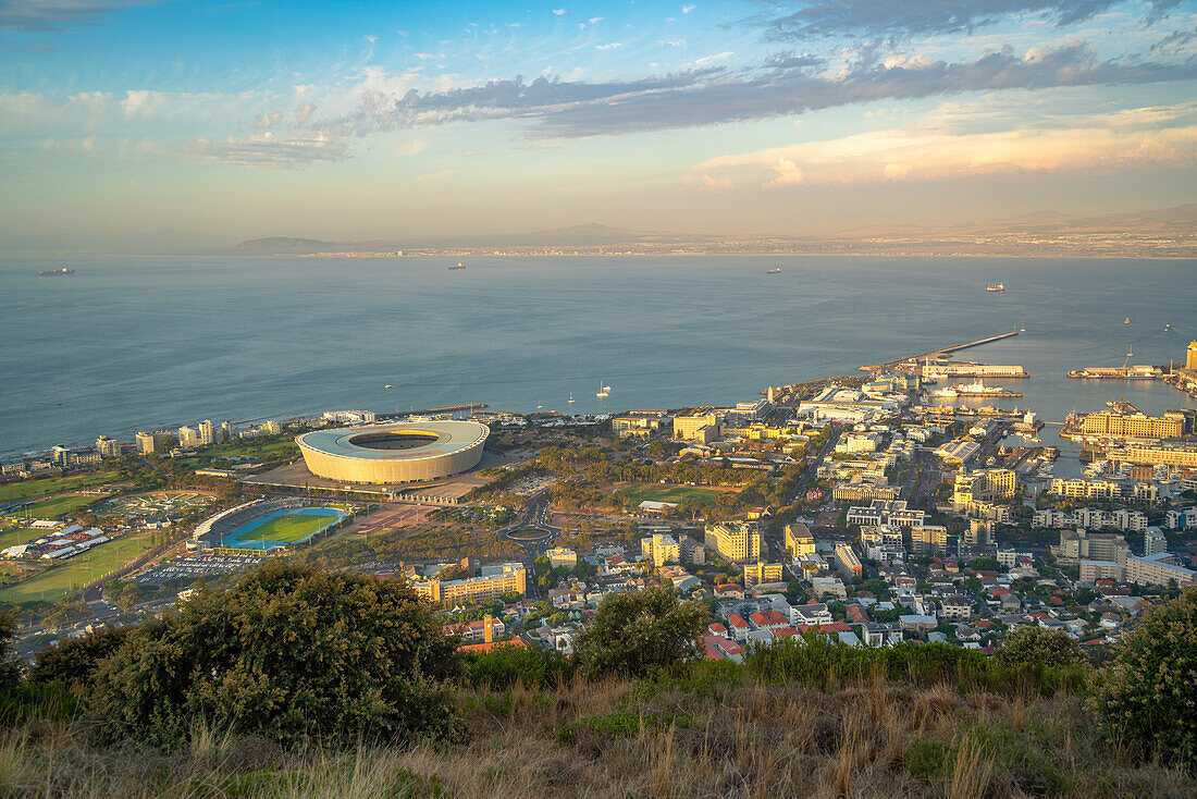 Blick auf das DHL-Stadion und die Waterfront von Kapstadt vom Signal Hill bei Sonnenuntergang, Kapstadt, Westkap, Südafrika, Afrika