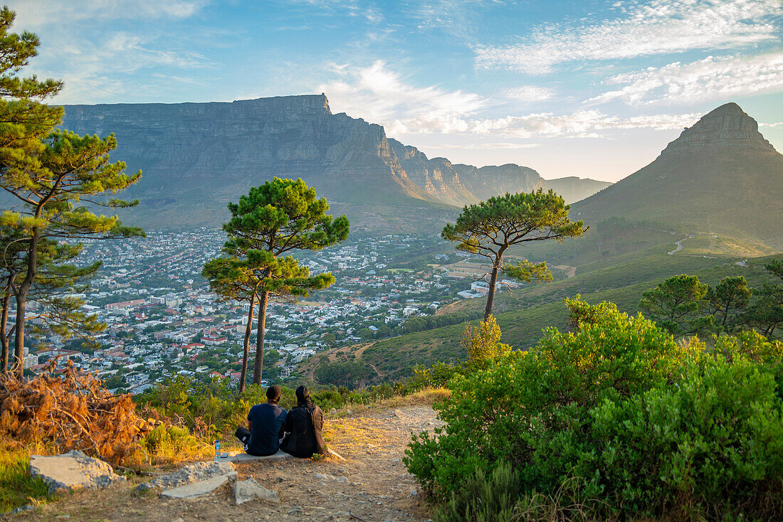 Blick auf Paar und Tafelberg vom Signal Hill bei Sonnenuntergang, Kapstadt, Westkap, Südafrika, Afrika