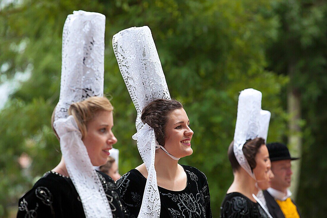 France, Finistere, Festival of embroiderers of Pont l'Abbé, Cercle Bagad Kelc'h Keltieg de Combrit, Bigoudens costumes large headdress