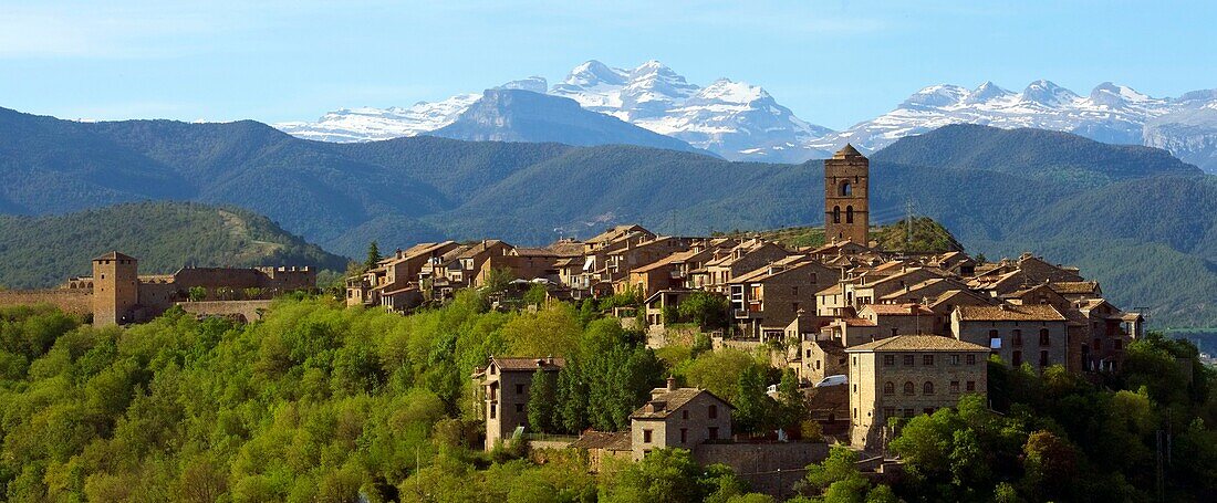 Spain, Aragon, Huesca province, Pirineos Aragonaises, Ainsa village, in the background Monte Perdido Massif (3355 m), listed as World Heritage by UNESCO