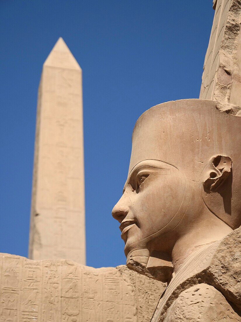 Ägypten, Oberägypten, Niltal, Luxor, Karnak Weltkulturerbe, dem Gott Amun geweihter Tempel, Obelisk und Tutanchamun-Statue