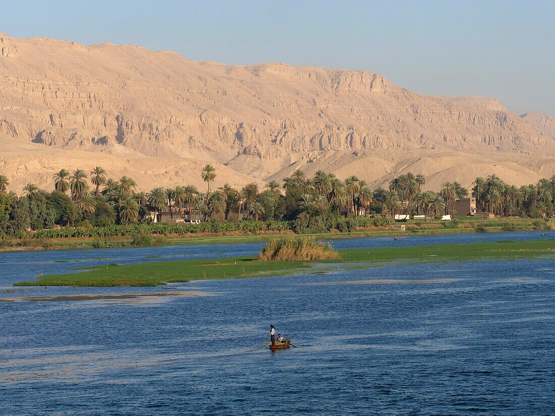 Ägypten, Oberägypten, Niltal, Fischerboot auf dem Nil von einem Kreuzfahrtschiff aus gesehen, das bei Edfu auf dem Nil fährt