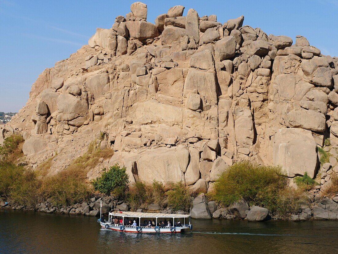 Ägypten, Oberägypten, Nubien, Niltal, Assuan, Insel Agilka, Ankunft der Touristen mit dem Boot zur Besichtigung des Philae-Tempels, Weltkulturerbe der UNESCO, der Tempel der Isis