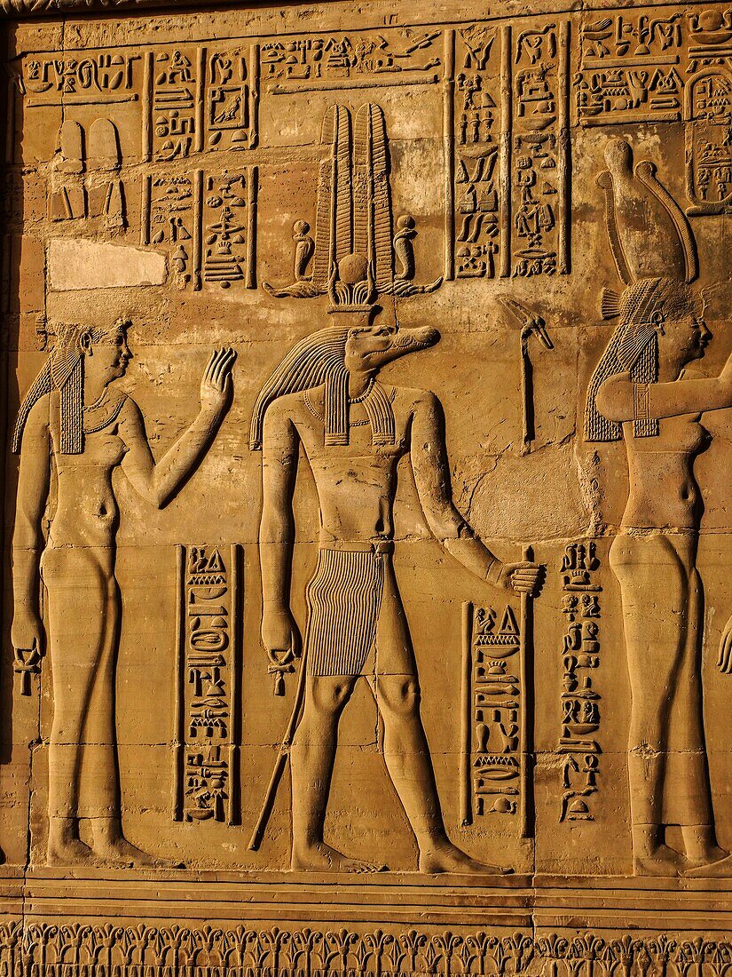 Ägypten, Oberägypten, Niltal, Basrelief im Tempel von Kom Ombo, der dem krokodilköpfigen Gott Sobek geweiht ist