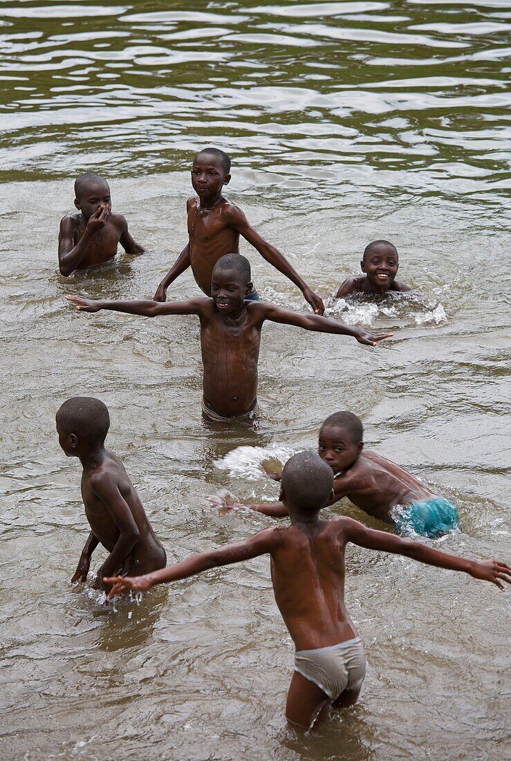 Ruanda, Kivu-See, Gruppe von Kindern beim Baden im Kivu-See