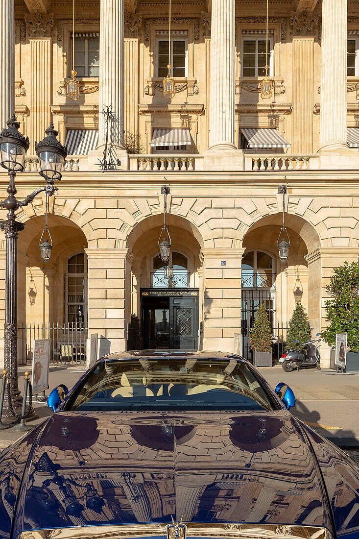 Frankreich, Paris, Fassade des Crillon Hotel Place de la Concorde und Luxusauto