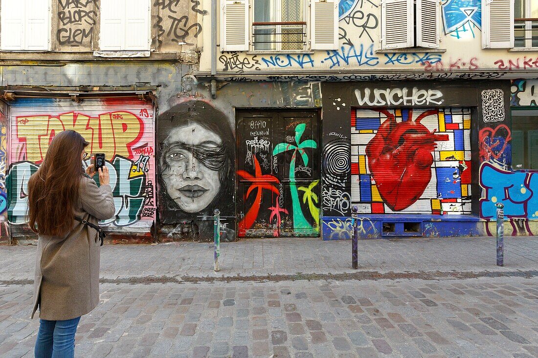 Frankreich, Paris, Straßenkunst, Graffitis und Wandmalereien in der Rue Denoyez