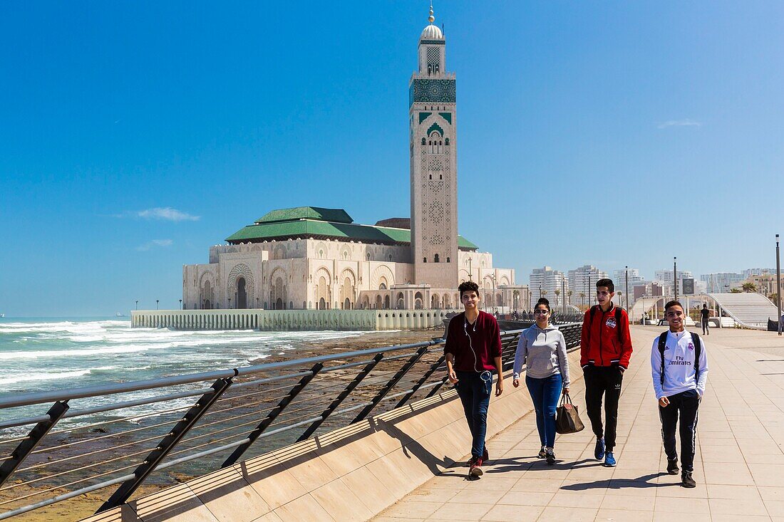 Marokko, Casablanca, Vorplatz der Moschee Hassan II, junge Studenten auf einem Spaziergang