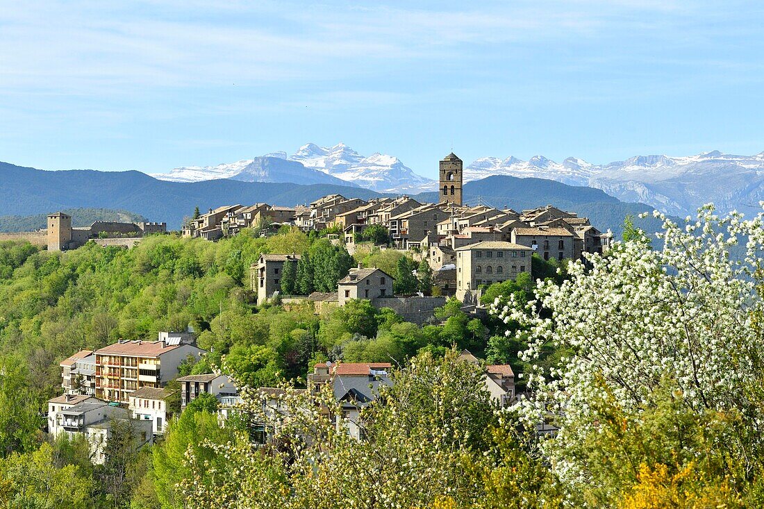 Spain, Aragon, Huesca province, Pirineos Aragonaises, Ainsa village, in the background Monte Perdido Massif (3355 m), listed as World Heritage by UNESCO