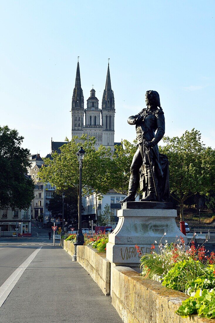 Frankreich, Maine et Loire, Angers, Beaurepaire-Statue auf der Verdun-Brücke über den Fluss Maine und die Kathedrale Saint Maurice