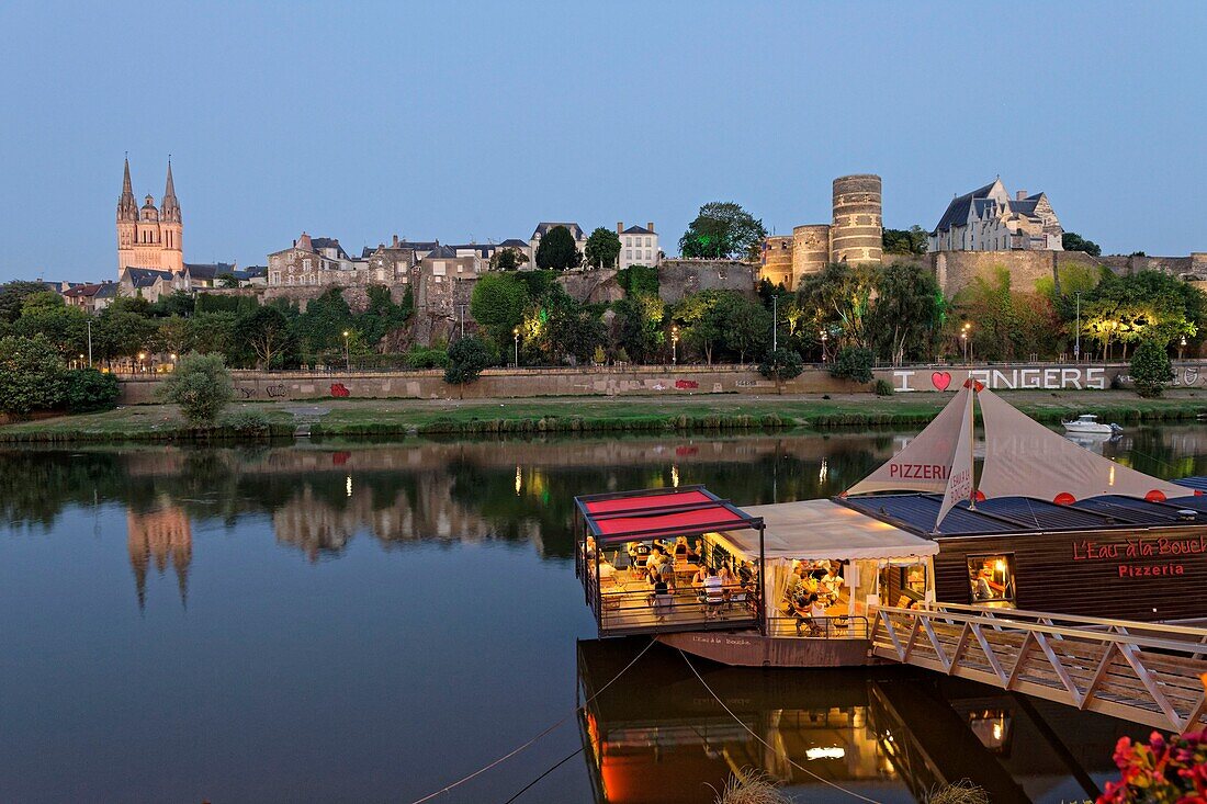 Frankreich, Maine et Loire, Angers, der Flusshafen, Restaurant Pizzeria L'eau à la Bouche mit der Kathedrale Saint Maurice und das Schloss der Herzöge von Anjou