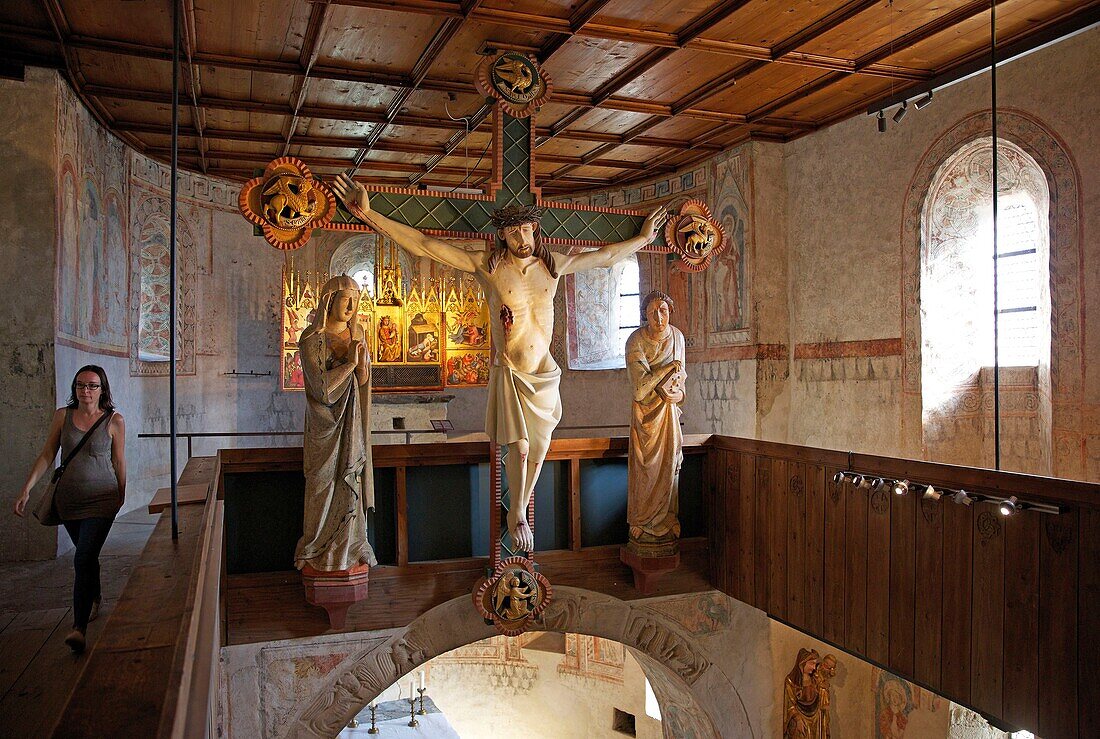 Italien, Autonome Provinz Bozen, Schloss Tirol, Christus am Kreuz und Wandfresken in der Kapelle des Schlosses, die dem Heiligen Pancrace gewidmet ist