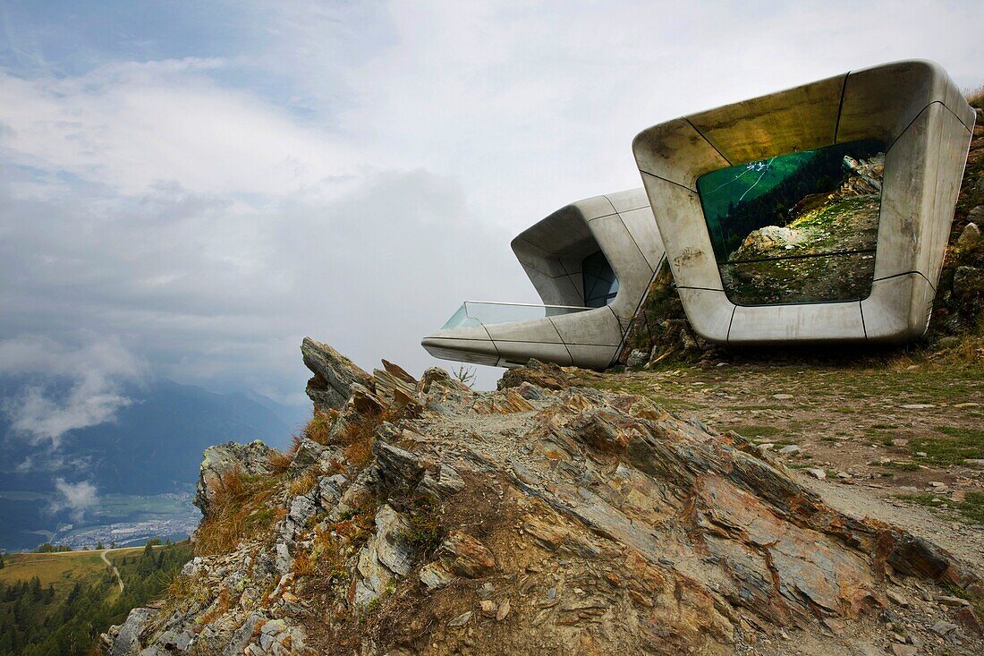 Italien, autonome Provinz Bozen, Pustertal, Messner Mountain Museum, futuristisches Museum mit der Signatur Zaha Hadid, das auf dem Gipfel eines Berges in den Fels gehauen und dem Bergsteiger und Alpinisten Reinhold Messner gewidmet ist