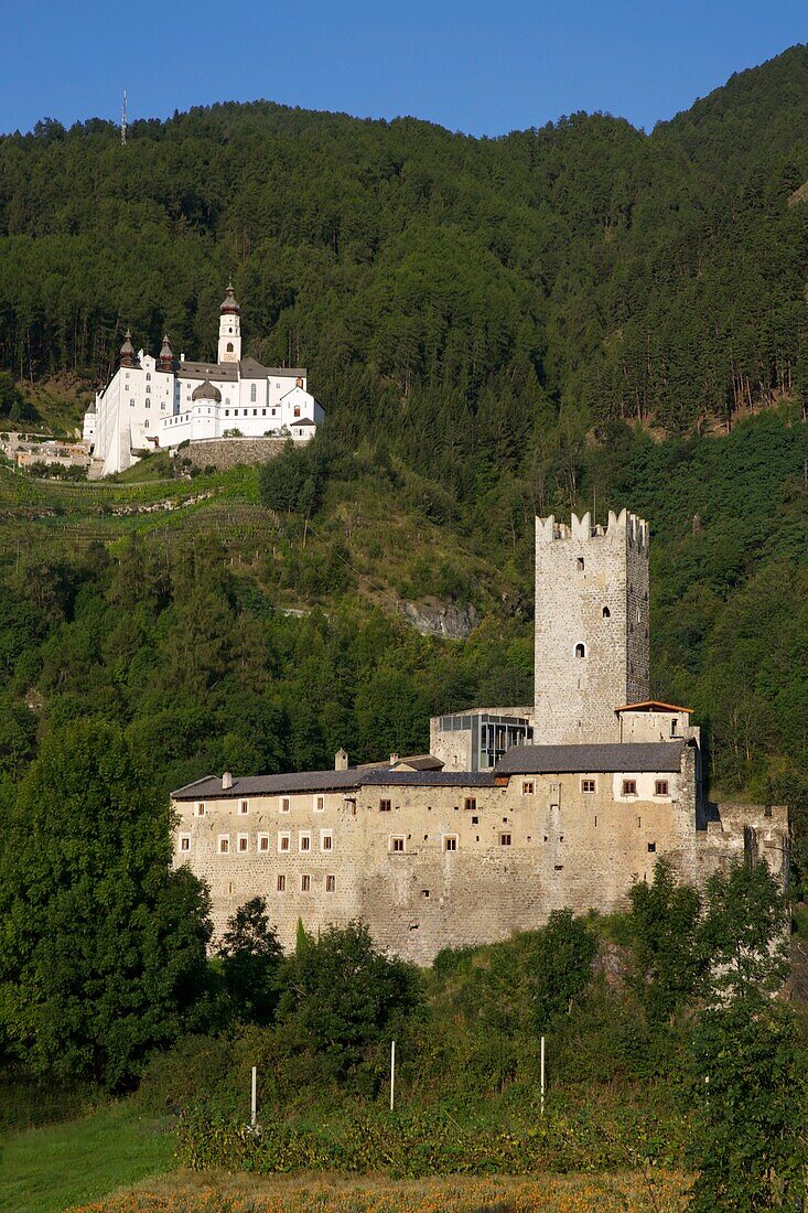 Italien, autonome Provinz Bozen, Vinschgau, Abtei Marienberg auf einem grünen Berg über der Furstenburg