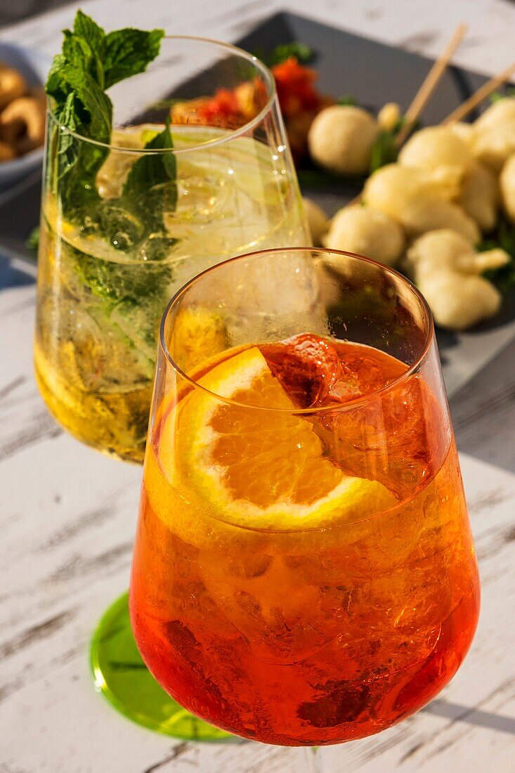 Italien, Kampanien, Region Neapel, Pozzuoli, Aperol Spritz