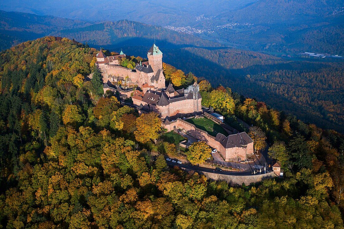 Frankreich, Bas Rhin, Orschwiller, Elsässer Weinstraße, Burg Haut Koenigsbourg (Luftbild)