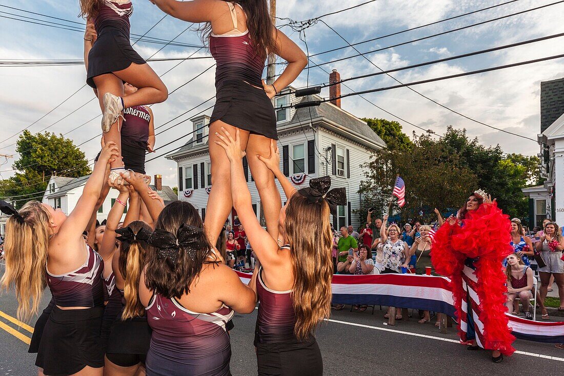 Vereinigte Staaten, Neuengland, Massachusetts, Cape Ann, Gloucester, Gloucester Horribles Traditional Parade, 3. Juli, Gymnastikgruppe mit Duchess Gigi, Dragqueen