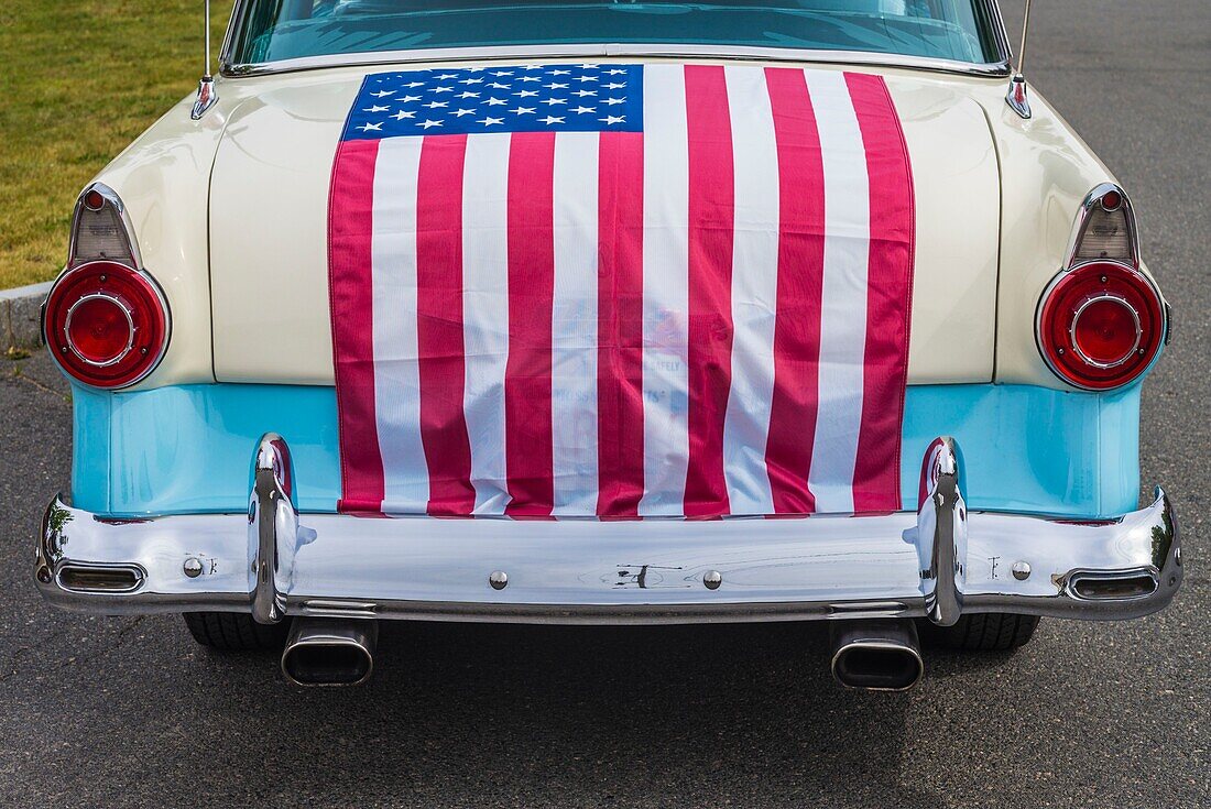 Vereinigte Staaten, Neuengland, Massachusetts, Essex, Oldtimer, Detail eines mit der US-Flagge drapierten Ford aus den 1950er Jahren