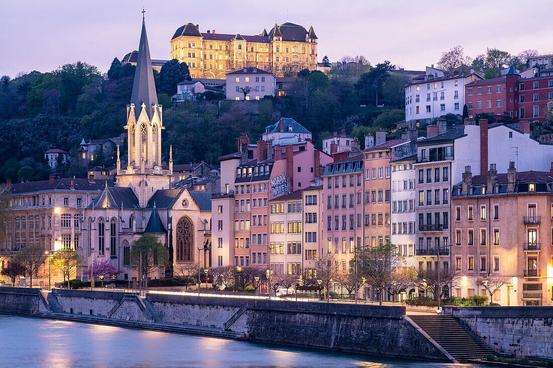 Frankreich, Rhone, Lyon, historisches Viertel, das zum UNESCO-Welterbe gehört, Alt-Lyon, Quai Fulchiron am Ufer der Saone und die Kirche Saint Georges