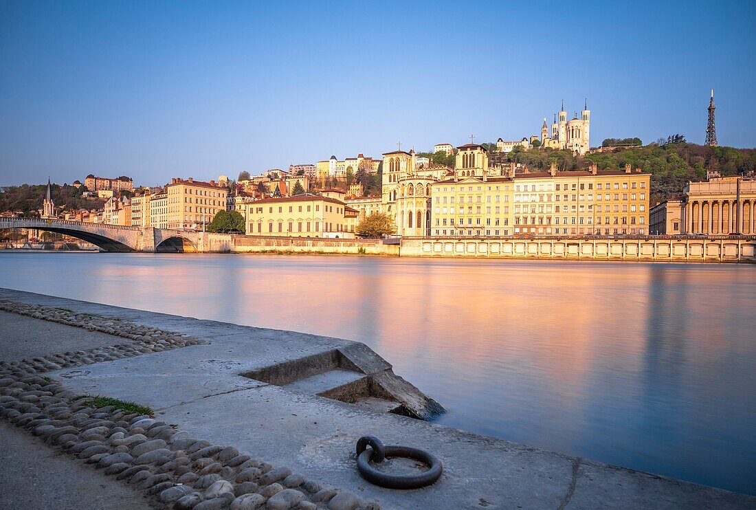 Frankreich, Rhone, Lyon, historisches Viertel, das zum UNESCO-Welterbe gehört, Altstadt von Lyon, Ufer der Saone, im Hintergrund die Kathedrale Saint-Jean und die Basilika Notre-Dame de Fourviere