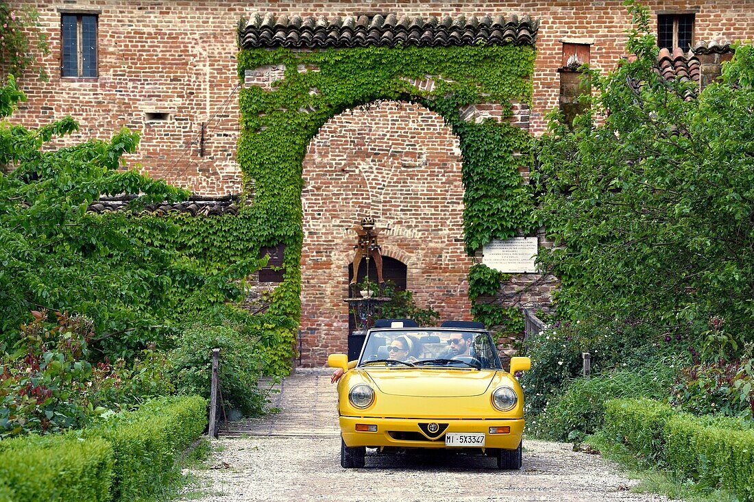 Italien, Emilia Romagna, Polesine Zibello bei Parma, Antica Corte Pallavicina Hotel und Restaurant, Alfa Romeo Duetto Spider gelbes Cabriolet