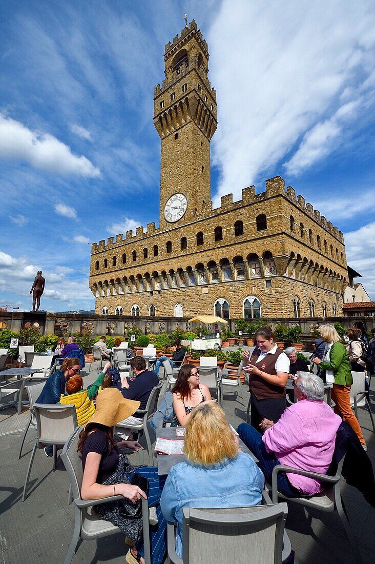 Italien, Toskana, Florenz, von der UNESCO zum Weltkulturerbe erklärt, der Palazzo Vecchio von der Terrasse der Galleria degli Uffizi aus gesehen