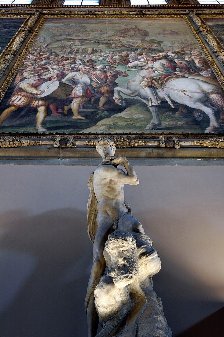 Italien, Toskana, Florenz, Weltkulturerbe der UNESCO, Palazzo Vecchio, Salone dei Cinquecento (Saal der Fünfhundert), Genius des Sieges (Genio della Vittoria), eine 1532&#x2013;1534 unvollendete Marmorskulptur von Michelangelo, die als Teil eines Entwurfs für das Grabmal von Papst Julius II. entstand.