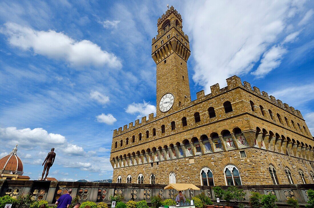 Italien, Toskana, Florenz, von der UNESCO zum Weltkulturerbe erklärt, der Palazzo Vecchio von der Terrasse der Galleria degli Uffizi aus gesehen