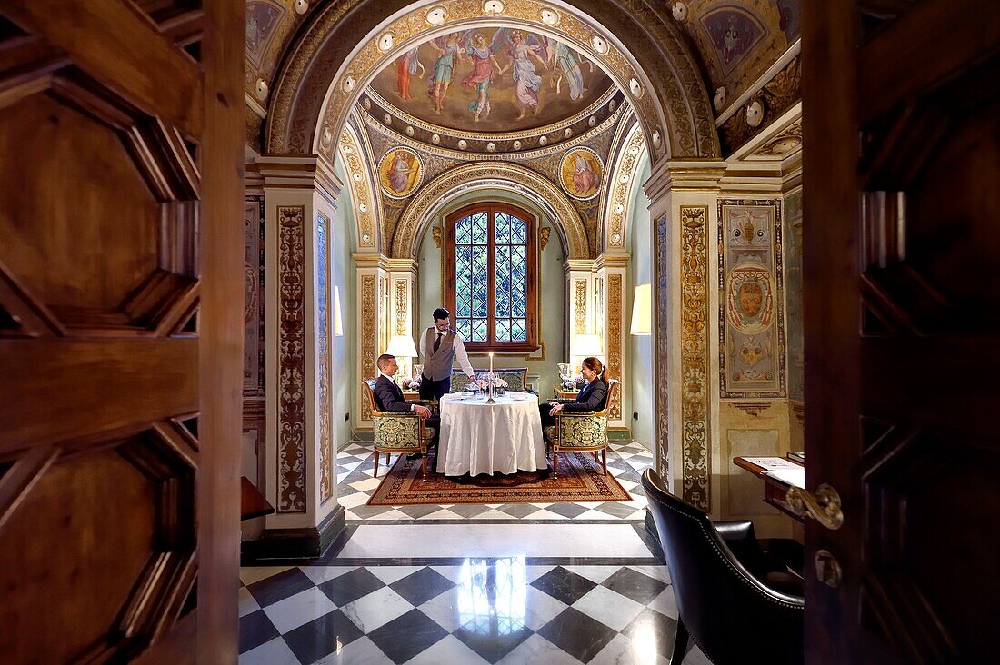 Italien, Toskana, Florenz, von der UNESCO zum Weltkulturerbe erklärt, Palazzo Della Gherardesca, 5-Sterne-Palast Four Seasons Hotel Firenze, Abendessen auf der Spitze eines Turms mit Blick auf die Stadt mit dem Michelin-Sternekoch Vito Mollica