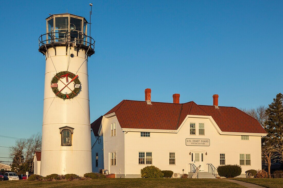 Vereinigte Staaten, Neuengland, Massachusetts, Cape Cod, Chatham, Chatham Light Leuchtturm mit Weihnachtskranz