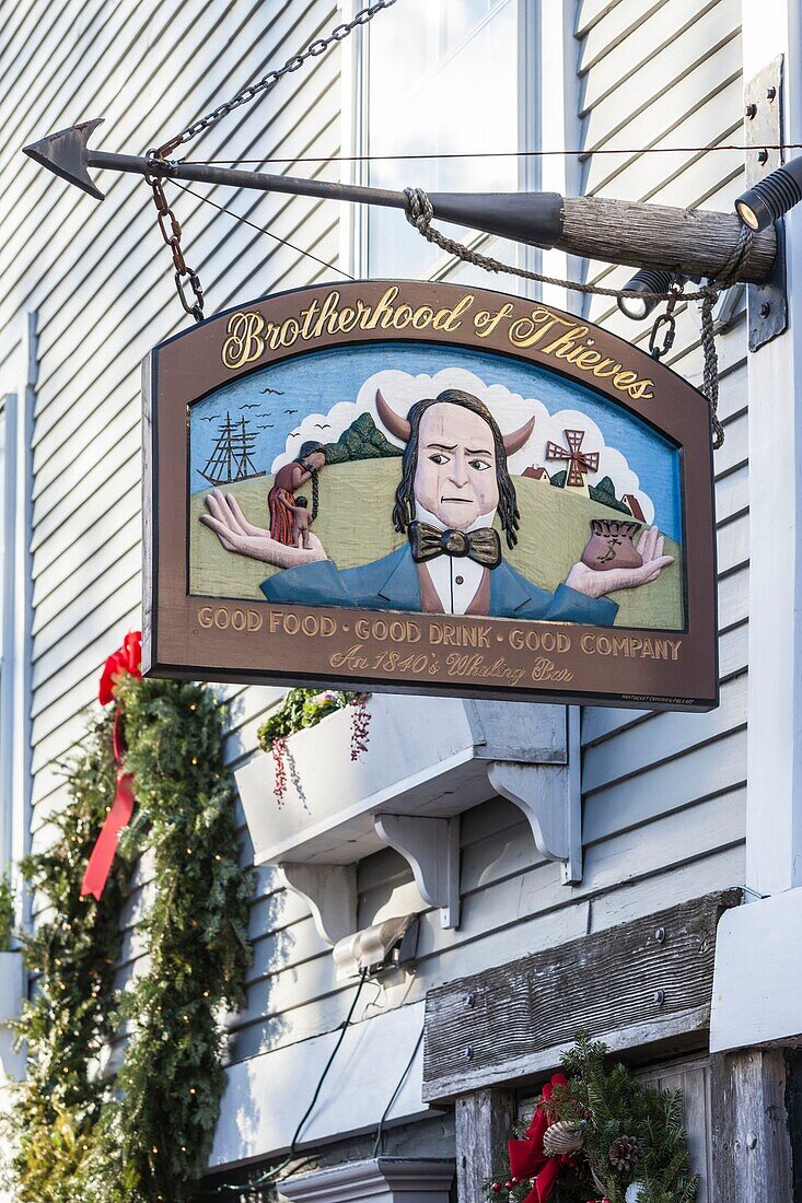 Vereinigte Staaten, Neuengland, Massachusetts, Nantucket Island, Nantucket, Schild für das Restaurant und die Taverne The Brotherhood of Thieves