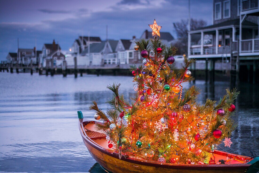 Vereinigte Staaten, Neuengland, Massachusetts, Nantucket Island, Nantucket, kleine Jolle mit Weihnachtsbaum