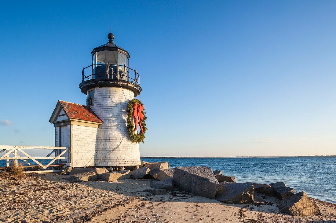 Vereinigte Staaten, Neuengland, Massachusetts, Nantucket Island, Nantucket, Brant Point Lighthouse mit Weihnachtskranz