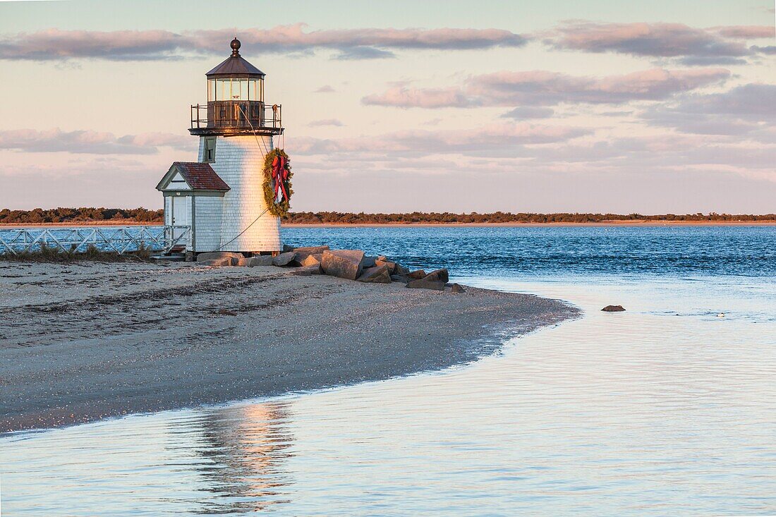 Vereinigte Staaten, Neuengland, Massachusetts, Nantucket Island, Nantucket, Brant Point Lighthouse mit Weihnachtskranz, Abenddämmerung