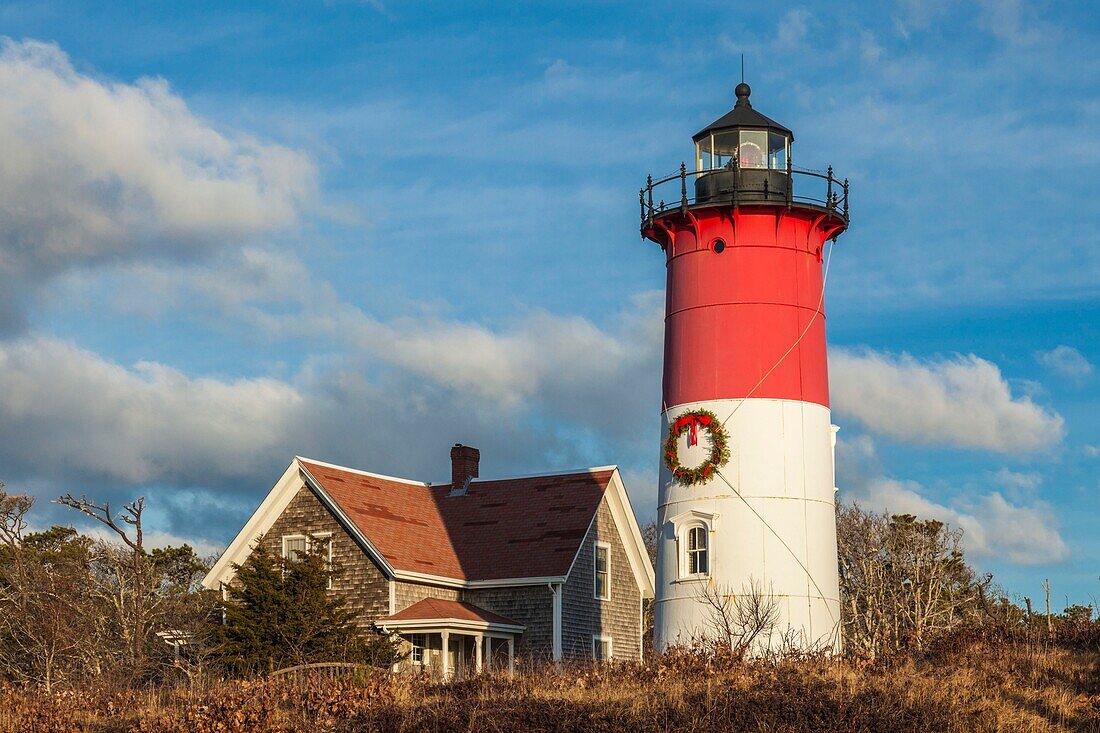 Vereinigte Staaten, Neuengland, Massachusetts, Cape Cod, Eastham, Nauset Light Leuchtturm mit Weihnachtskranz