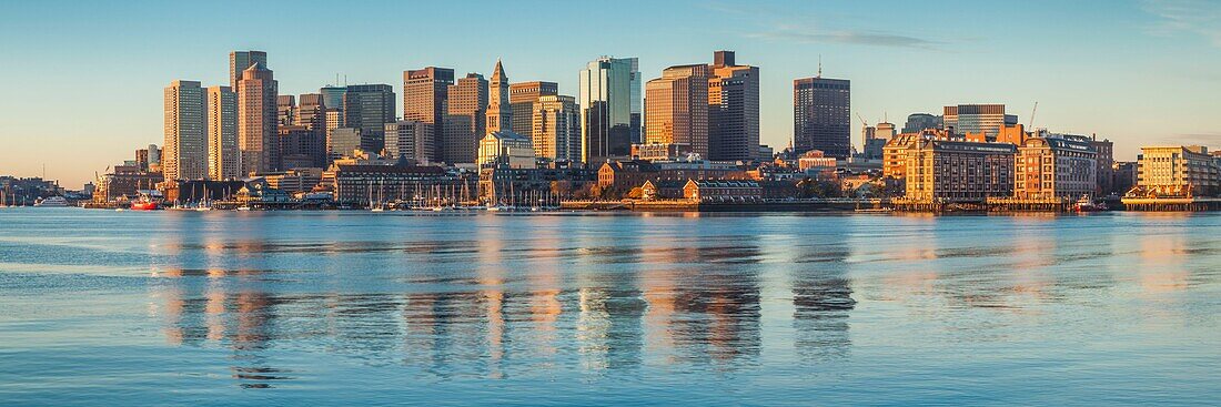 Vereinigte Staaten, Neuengland, Massachusetts, Boston, Stadtsilhouette von Boston Harbor, Dämmerung