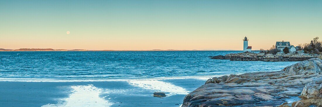 Vereinigte Staaten, Neuengland, Massachusetts, Cape Ann, Gloucester, Annisquam Leuchtturm, Wintermonduntergang, Dämmerung