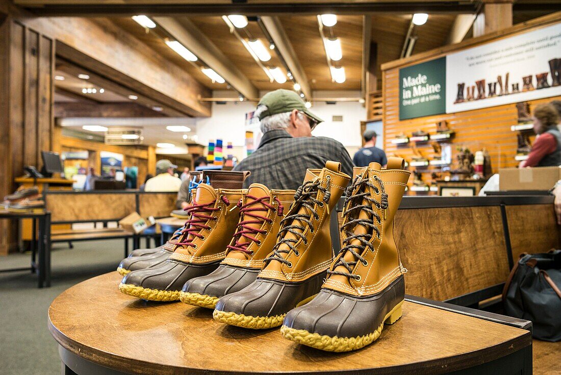 Vereinigte Staaten, Maine, Freeport, Innenraum des LL Bean-Geschäfts, der berühmte LL Bean-Stiefel