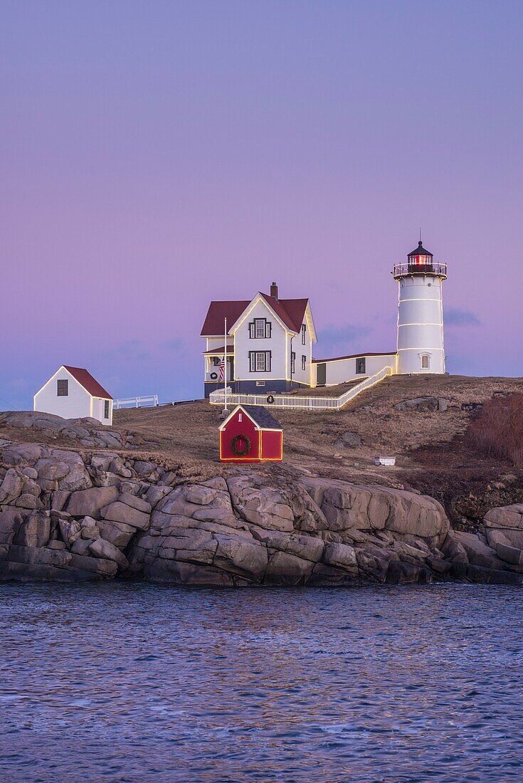 Vereinigte Staaten, Maine, York Beach, Leuchtturm Nubble Light, Abenddämmerung