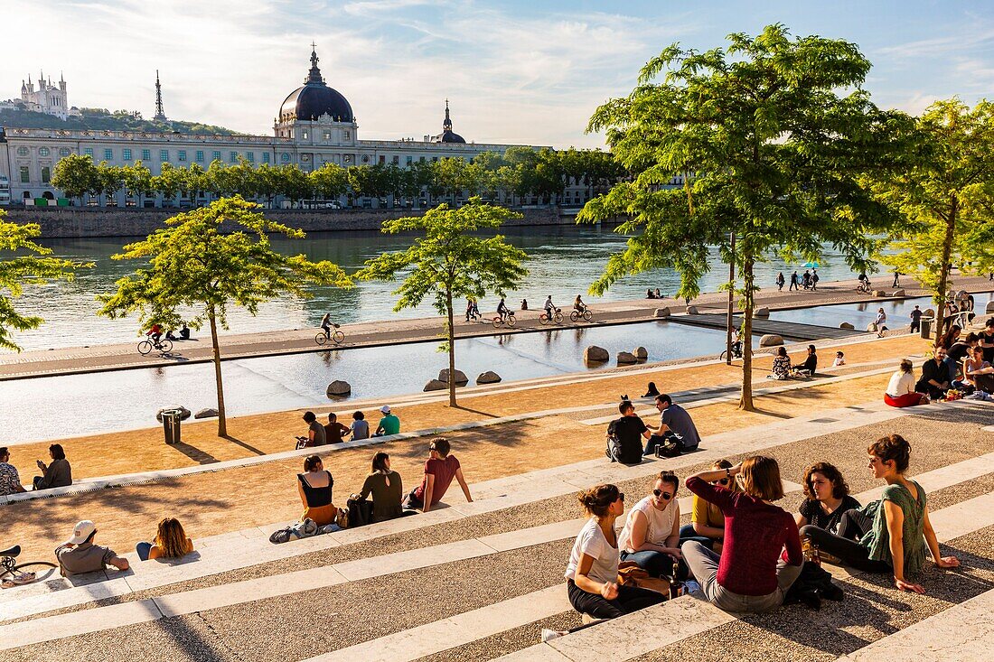 Frankreich, Rhone, Lyon, historische Stätte, die zum Weltkulturerbe der UNESCO gehört, Kai Victor Augagneur, Rhoneufer mit Blick auf das Hotel Dieu und die Basilika Notre Dame de Fourviere