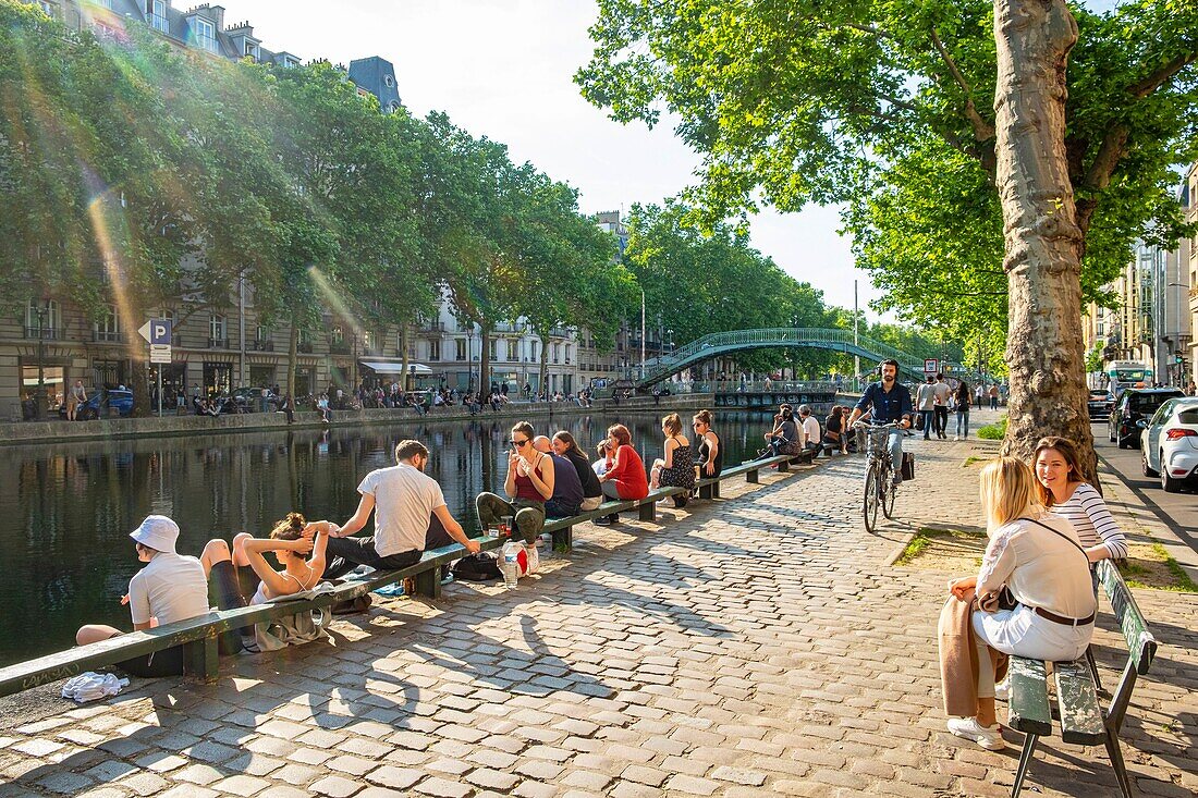 France, Paris, the Canal Saint Martin, quai de Valmy