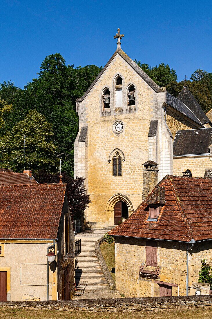 Frankreich, Dordogne, Carlux, Schloss und im Hintergrund die Kirche Sainte Catherine