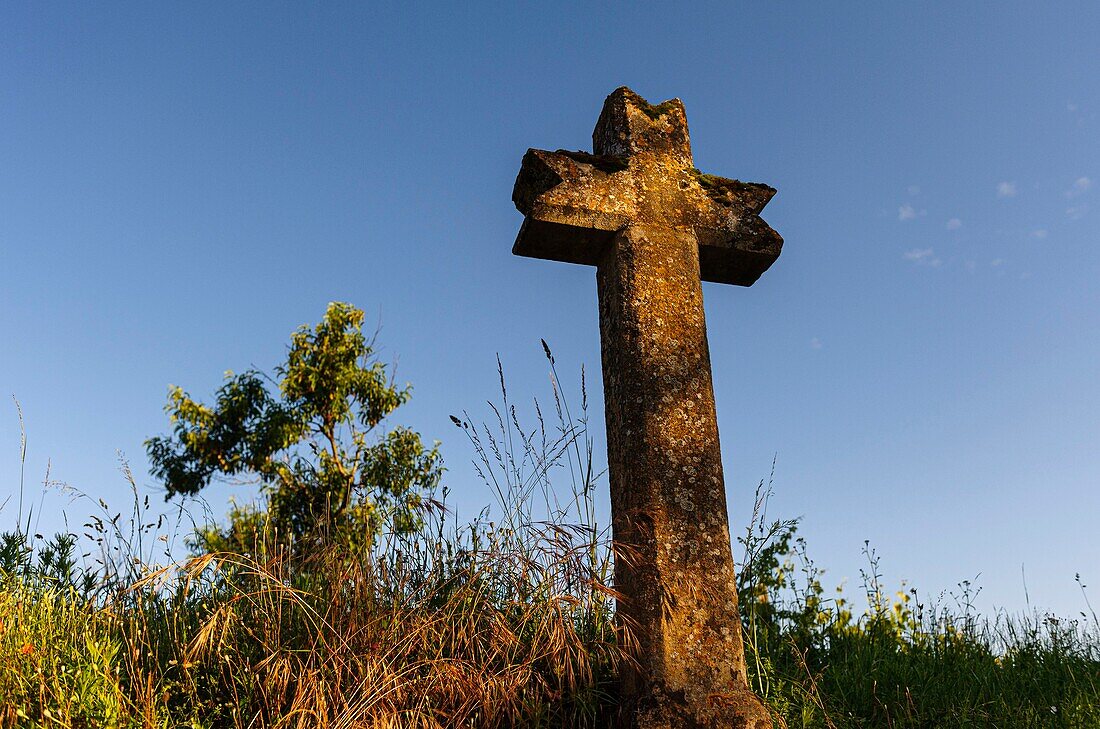 Frankreich, Dordogne, Kreuz an der Straße